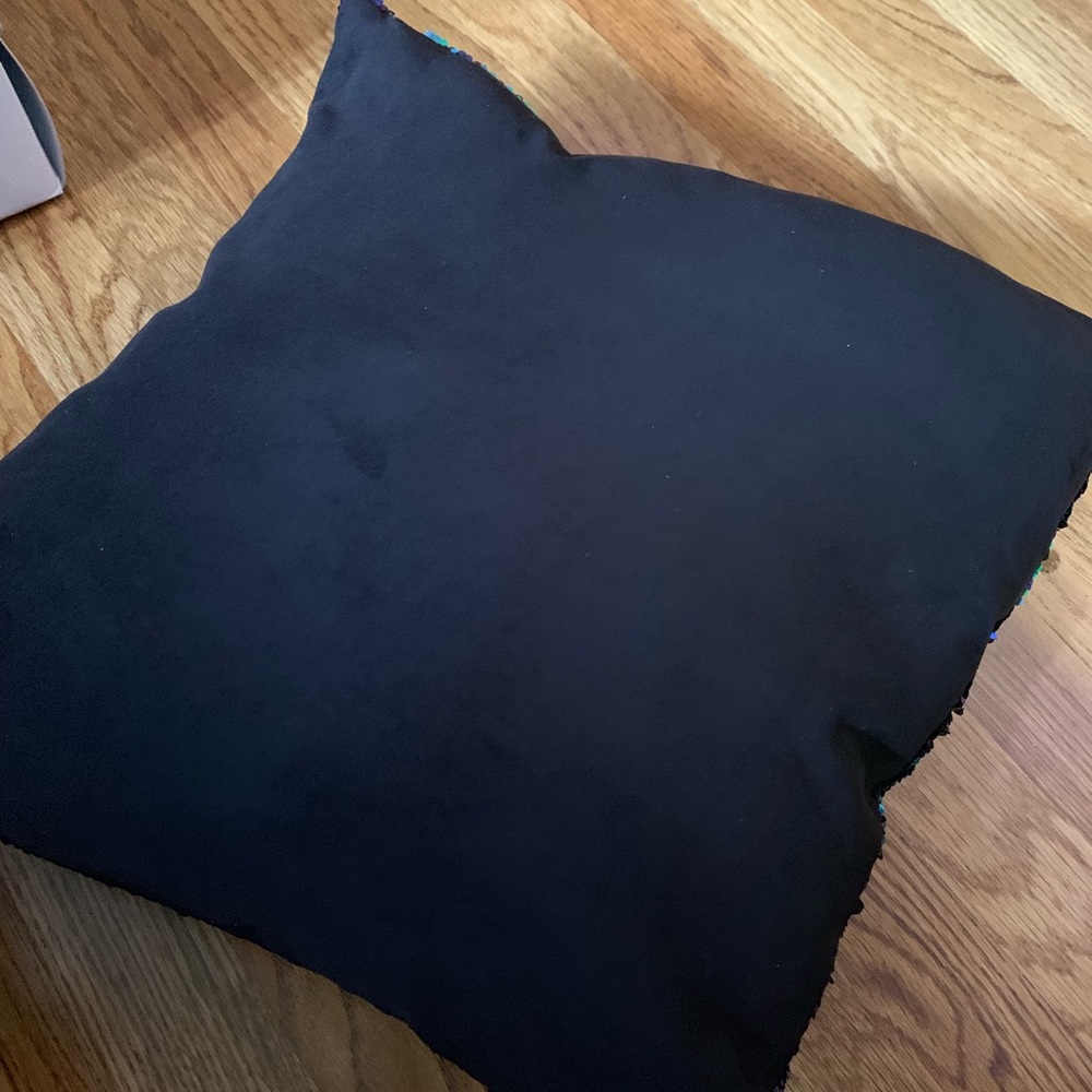 Reversible sequence pillow - Picture 3 of 3